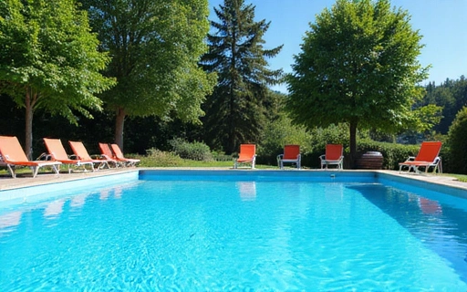 Piscine extérieure ensoleillée